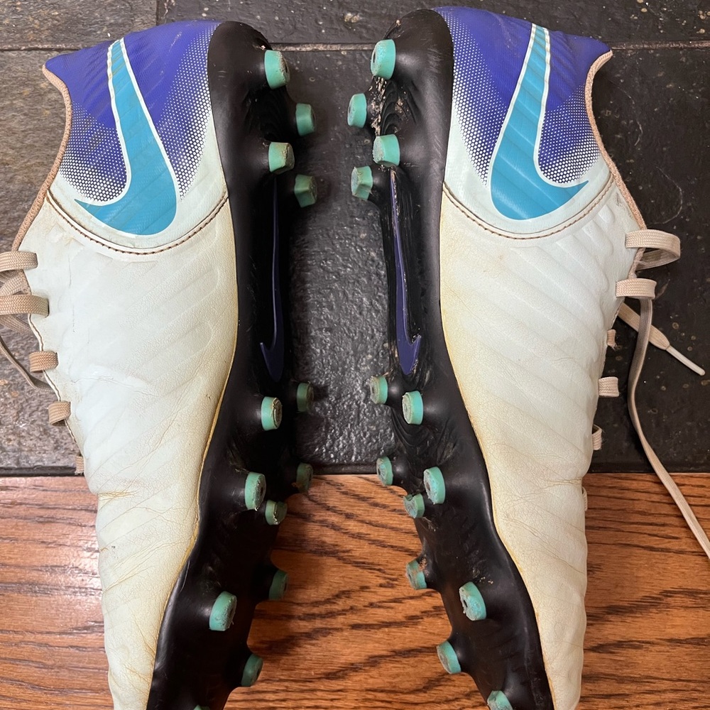 Nike TIEMPO Soccer Cleat
